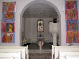 Kirchenschiff, Blick auf die Kanzel und den Altar
