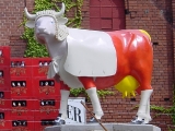 Kuh im Bach-Look auf der Mauer der Köthener Brauerei