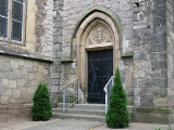Eingangsportal der Kirche in Maasdorf