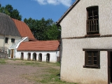 Innenhof des Gehöfts Museum Petersberg