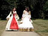 Junge Damen beim Parkspaziergang