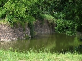 Der Wassergraben umgibt das Schloss