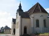 Kirche im Hintergrund das Pfarrhaus