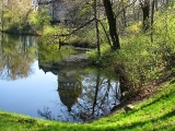 Das Mausoleum spiegelt sich im Teich