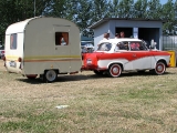 Alter Trabant mit Wohnwagen