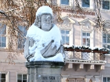 Das verschneite Bachdenkmal